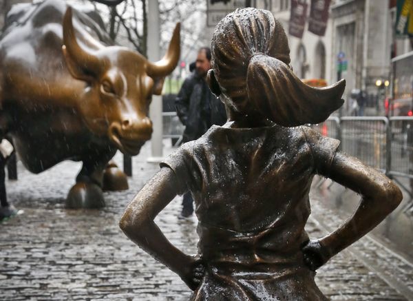 Статуя «Бесстрашной девочки» напротив «Атакующиего быка» на Уолл-Стрит