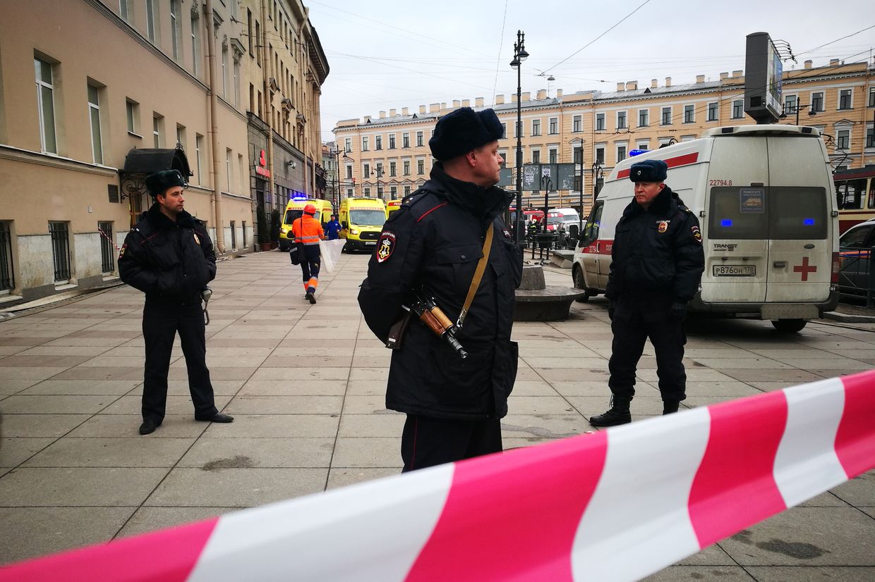 Сотрудники полиции у станции метро «Технологический институт» в Санкт-Петербурге