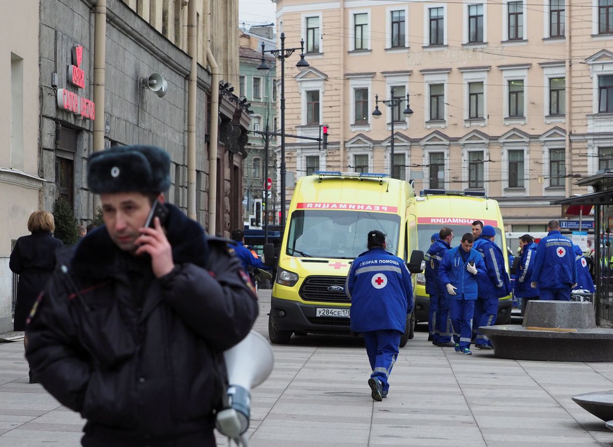 Аварийно-спасательные службы на месте взрыва у метро «Технологический институт» в Санкт-Петербурге
