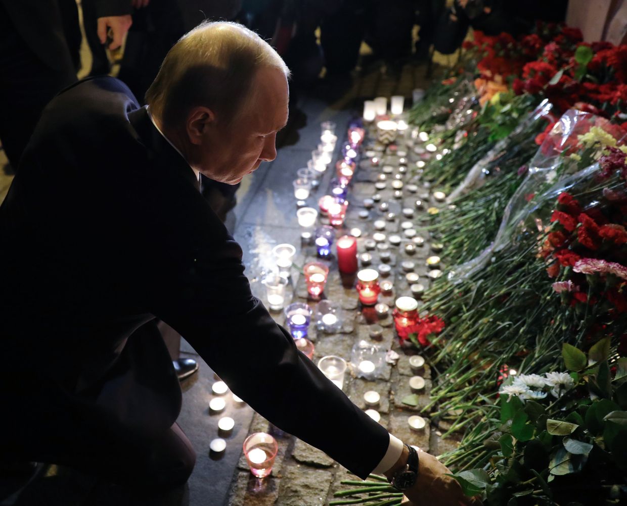 Президент РФ Владимир Путин во время возложения цветов у станции метро «Технологический институт»