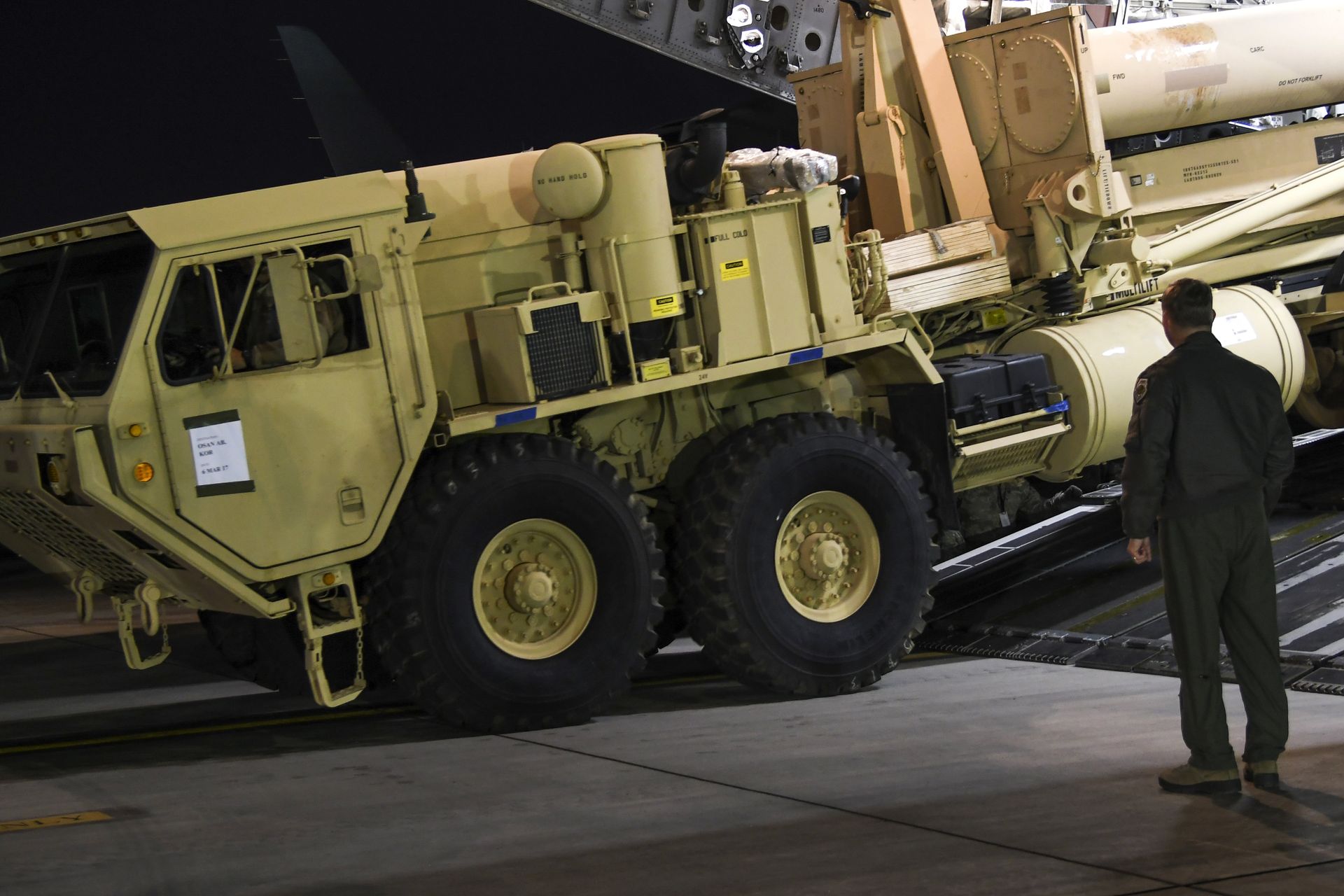 Грузовик с пусковыми установками американских ракетных комплексов THAAD на авиабазе в Южной Корее - ИноСМИ, 1920, 23.06.2026