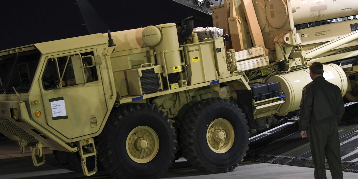 Грузовик с пусковыми установками американских ракетных комплексов THAAD на авиабазе в Южной Корее