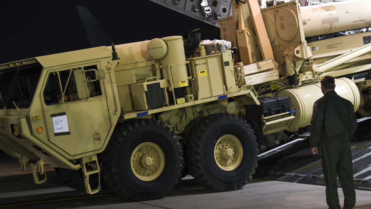 Грузовик с пусковыми установками американских ракетных комплексов THAAD на авиабазе в Южной Корее