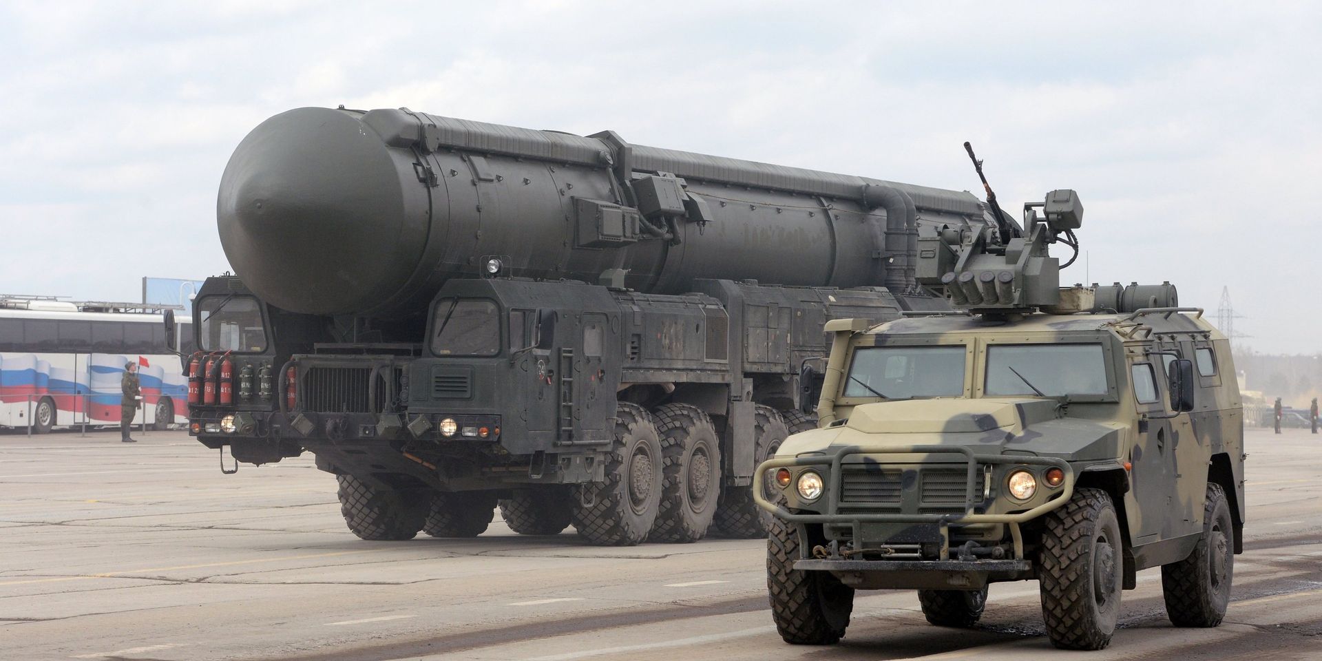 Подвижной грунтовой ракетный комплекс пятого поколения «Ярс» и бронеавтомобиль «Тигр» - ИноСМИ, 1920, 29.05.2025