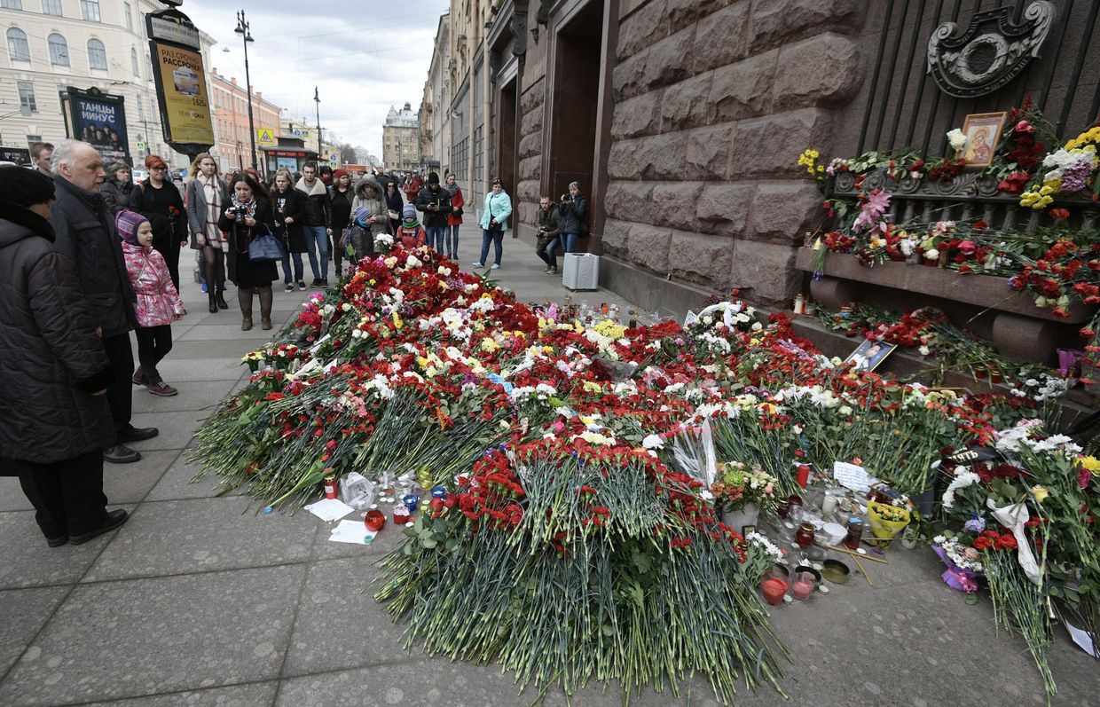 Цветы в память о погибших в результате взрыва в метрополитене Санкт-Петербурга у станции метро Технологический институт