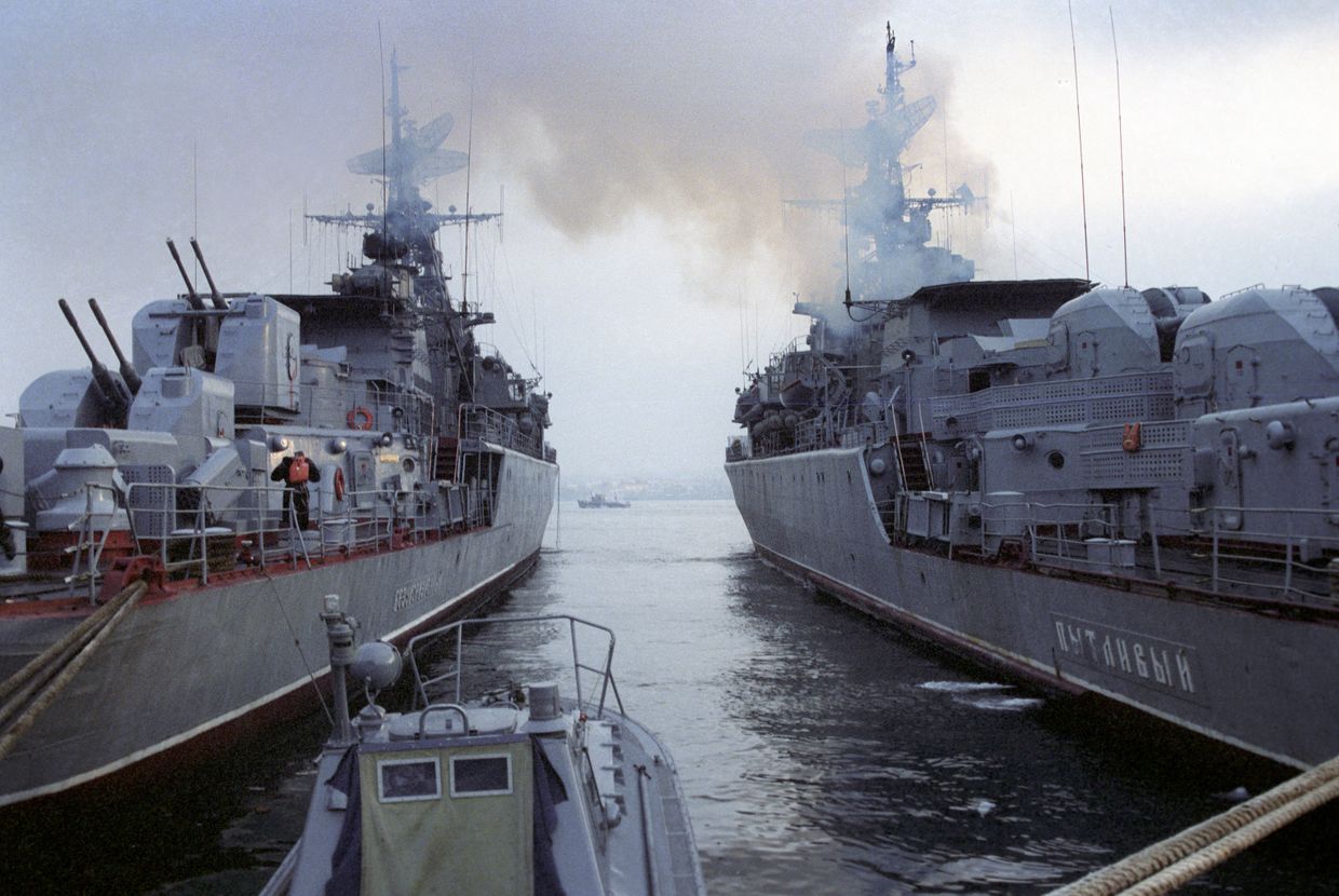 Корабли на военно-морской базе