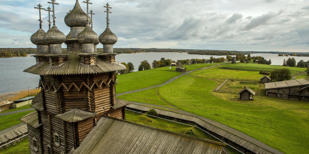 Церковь Покрова Богородицы на территории государственного историко-архитектурного и этнографического музея-заповедника Кижи в Карелии