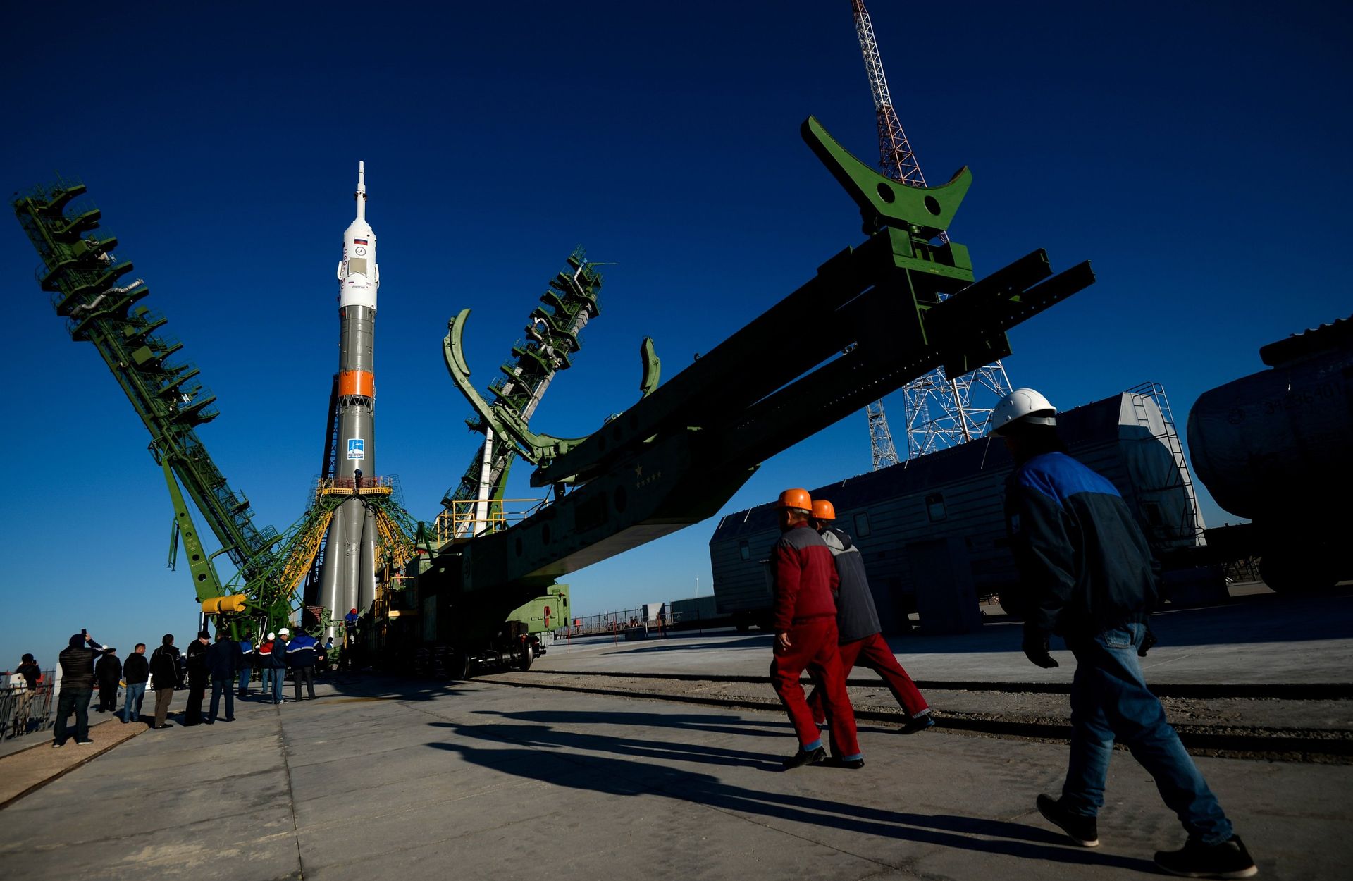 Вывоз и установка ракеты-носителя с пилотируемым кораблем Союз МС-02 на космодроме Байконур - ИноСМИ, 1920, 15.10.2020