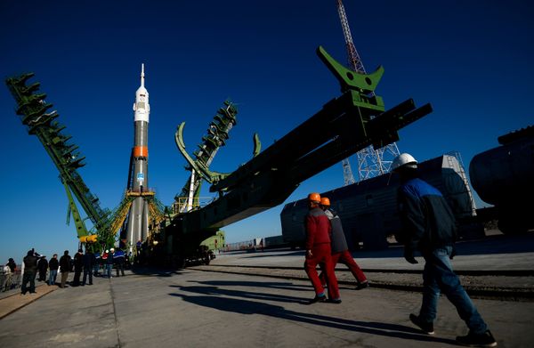 Вывоз и установка ракеты-носителя с пилотируемым кораблем Союз МС-02 на космодроме Байконур