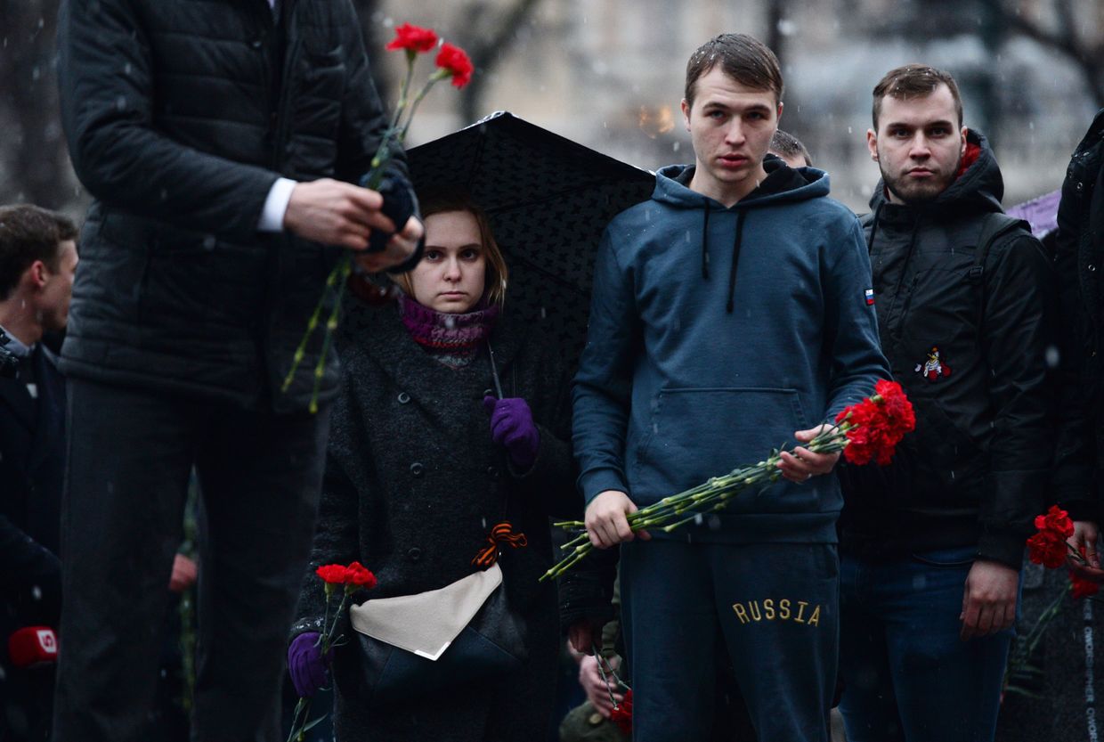 Цветы в память о погибших в метро Санкт–Петербурга