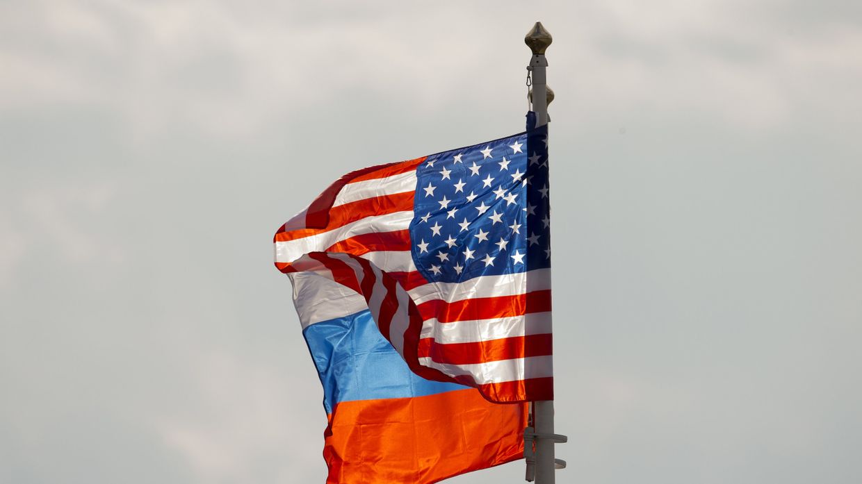 Флаги Америки и России в московском аэропорту Внуково