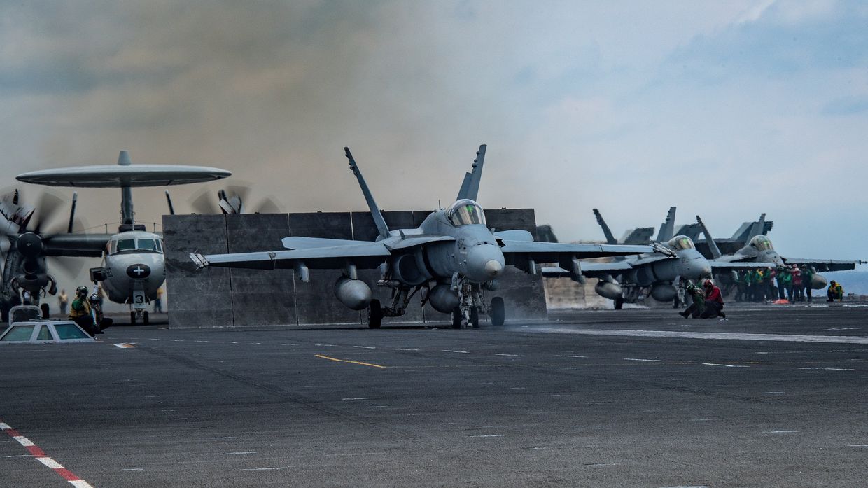 Истребители F/A-18C Hornet американский авианосец «Карл Винсон»