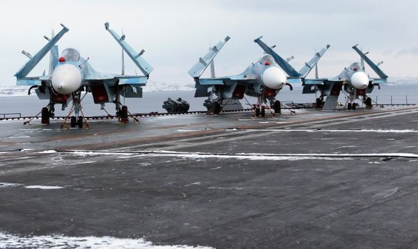 Многоцелевые палубные истребители Су-33 на взлетной палубе тяжелого авианесущего крейсера «Адмирал флота Советского Союза Кузнецов»