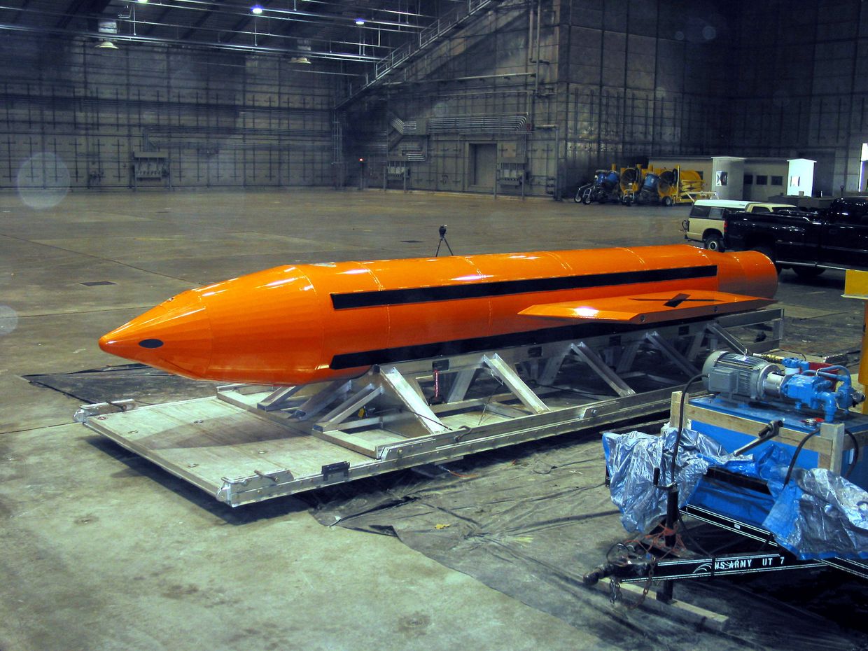 Авиационная бомба MOAB на базе ВВС Эглин