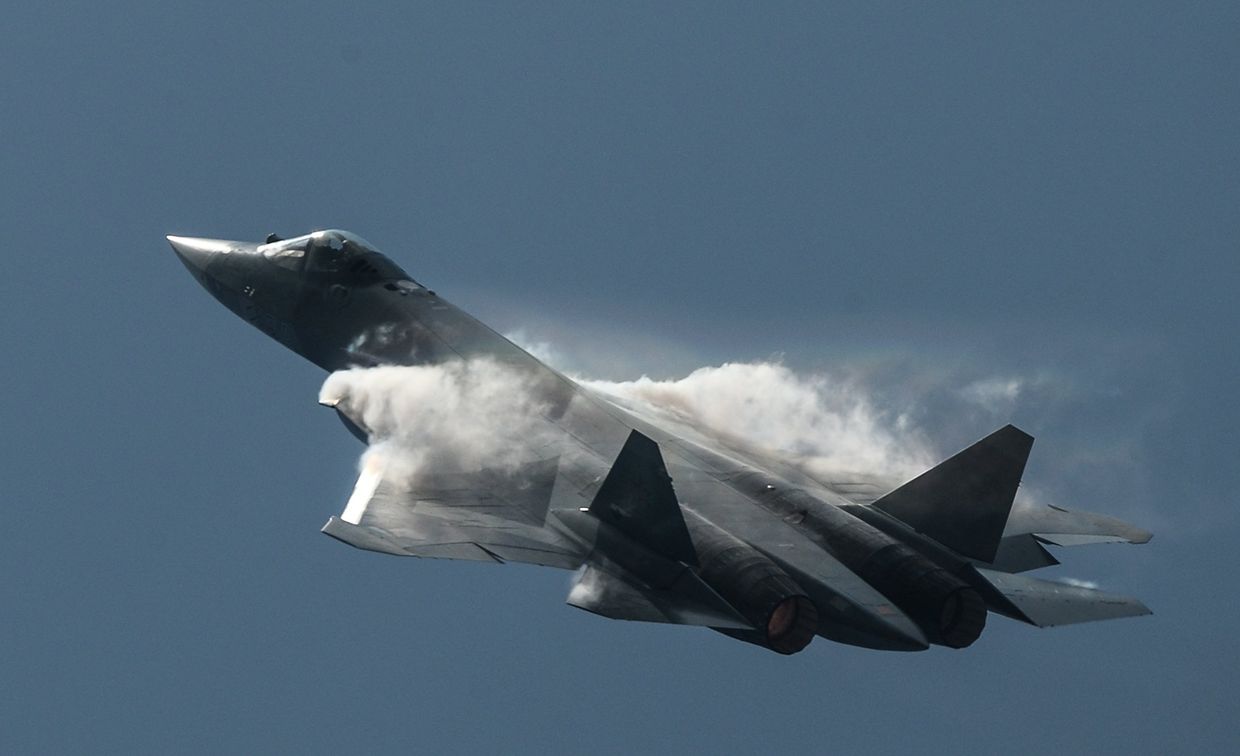 Самолет Т-50 во время показательных выступлений на Международном авиационно-космическом салоне МАКС 2015 в подмосковном Жуковском