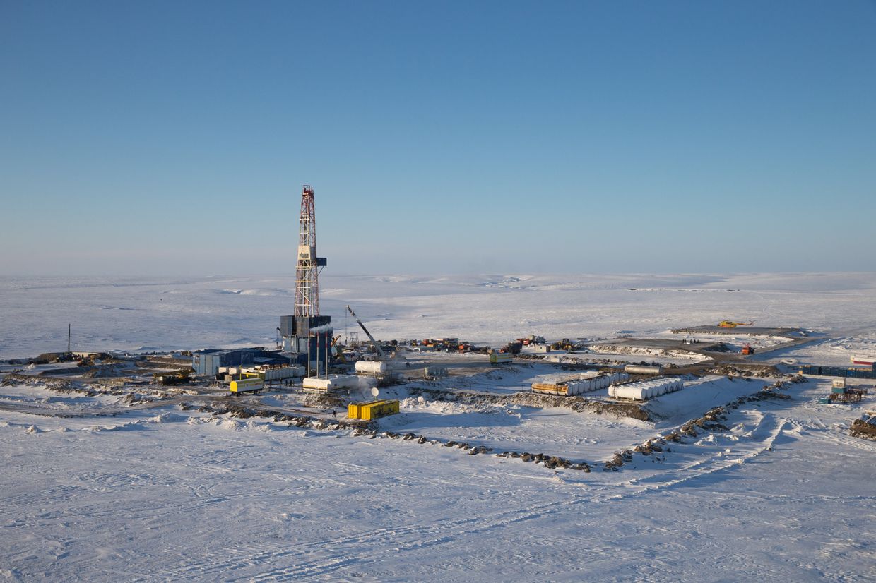 Буровая установка на месте бурения нефтяной компанией Роснефть скважины Центрально-Ольгинская-1 на Хатангском лицензионном участке