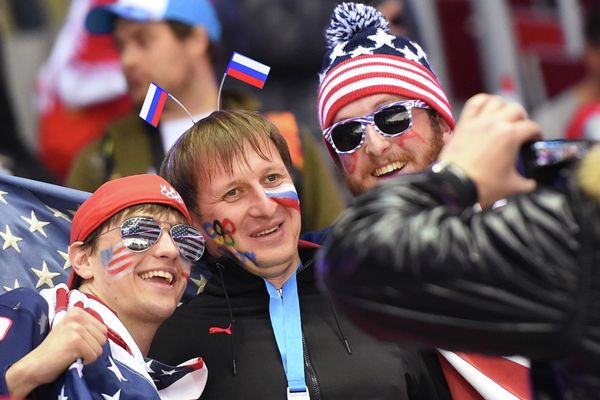 Болельщики США и России фотографируются на Олимпийских играх в Сочи Болельщики США и России фотографируются на Олимпийских играх в Сочи