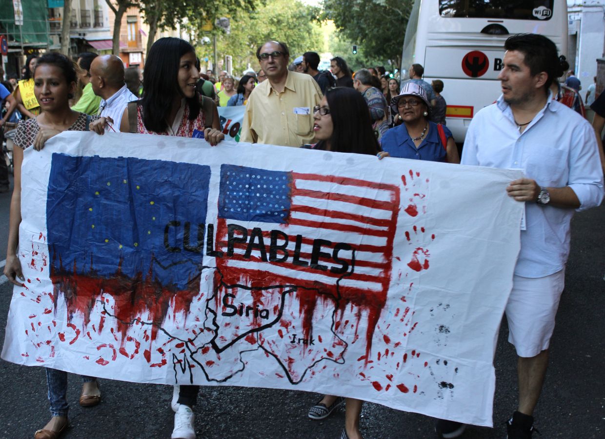Участники митинга вышли на улицы испанской столицы, обвиняя США в возникшем хаосе на Ближнем Востоке Участники митинга вышли на улицы испанской столицы, обвиняя США в возникшем хаосе на Ближнем Востоке