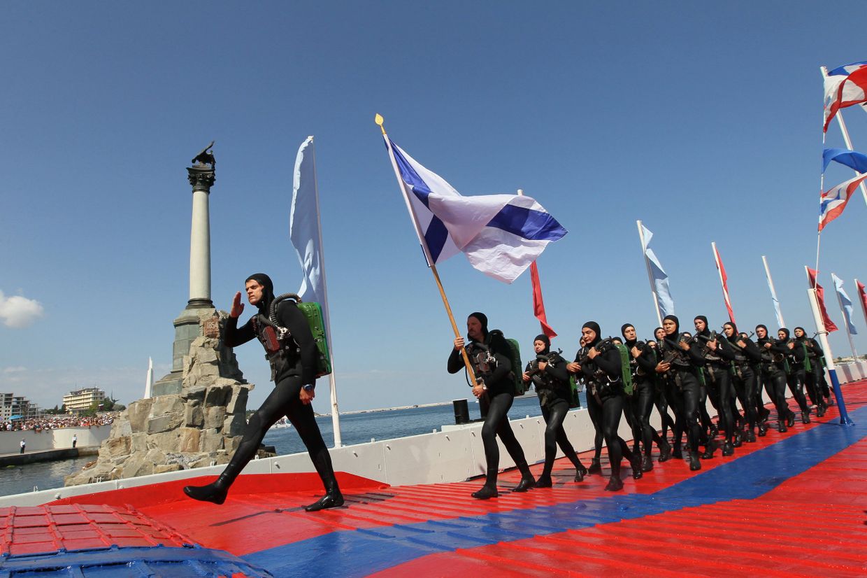 Колонна подводного десанта на параде в честь Дня Военно-морского флота России в Севастополе Колонна подводного десанта на параде в честь Дня Военно-морского флота России в Севастополе