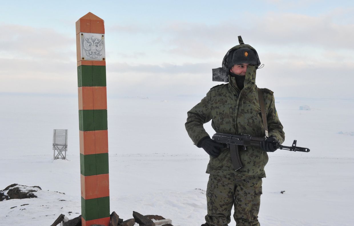 Пограничник на территории погранзаставы Нагурское на острове Земля Александры архипелага Земля Франца-Иосифа