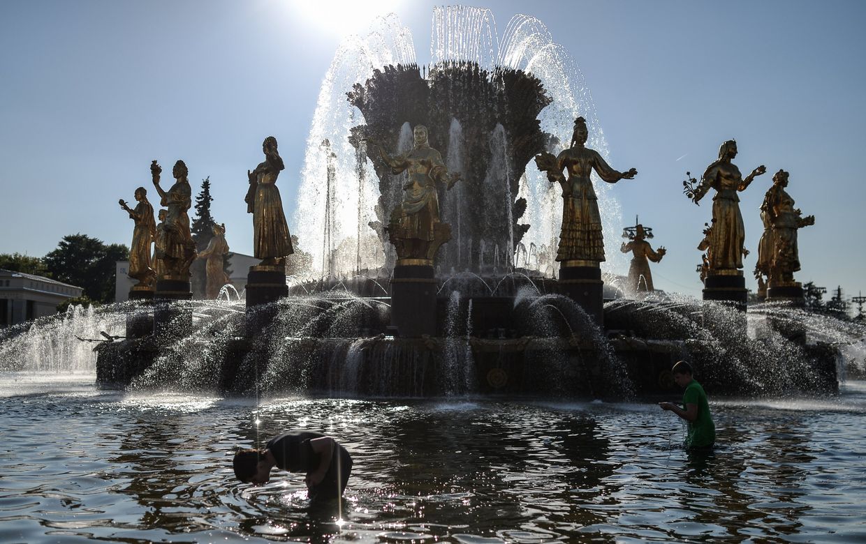 Дети купаются в фонтане Дружба народов на ВДНХ