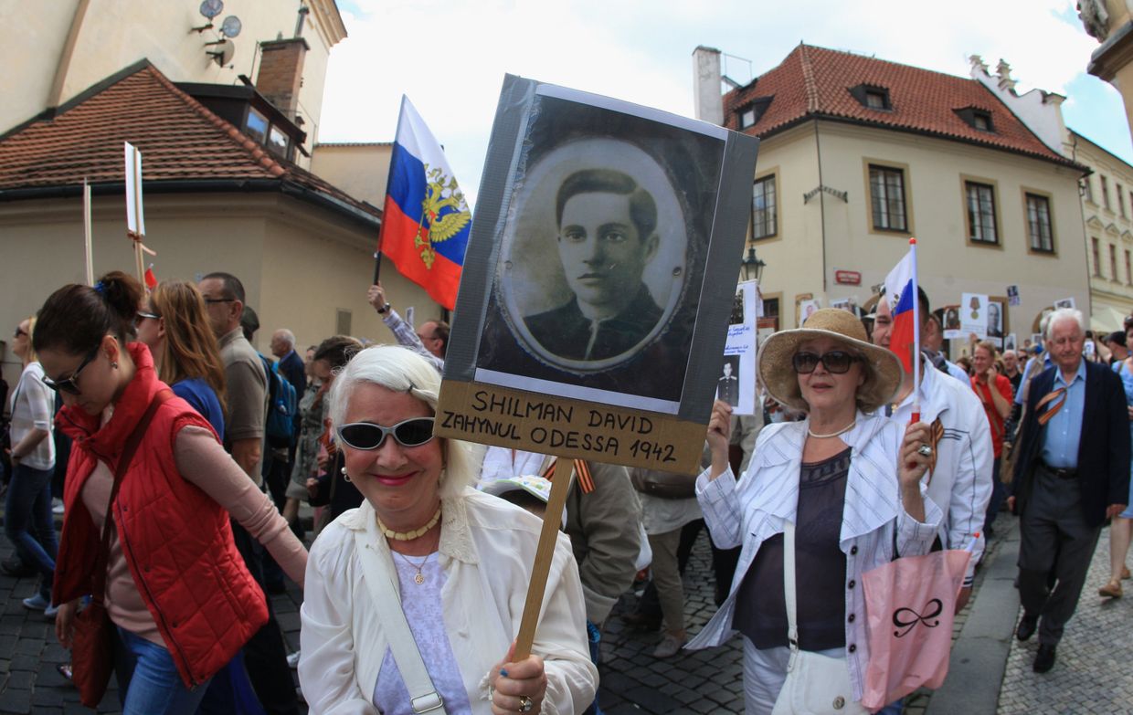 Участники акции «Бессмертный полк» в Праге