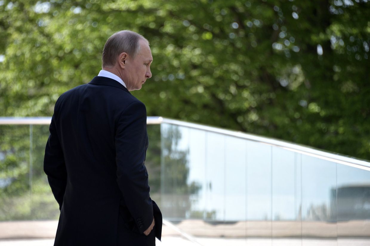 Президент РФ Владимир Путин перед началом встречи с федеральным канцлером ФРГ Ангелом Меркель. 2 мая 2017