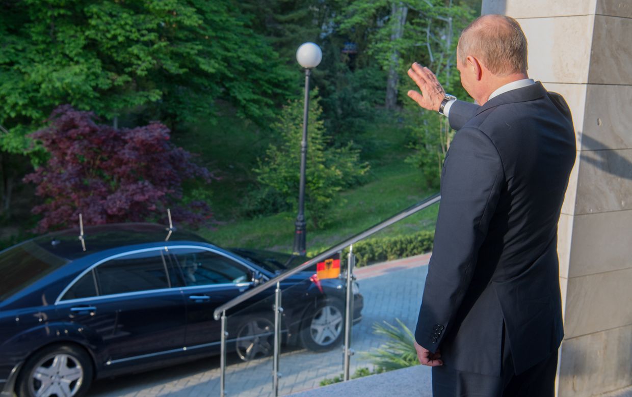 Президент РФ Владимир Путин прощается с федеральным канцлером ФРГ Ангелой Меркель