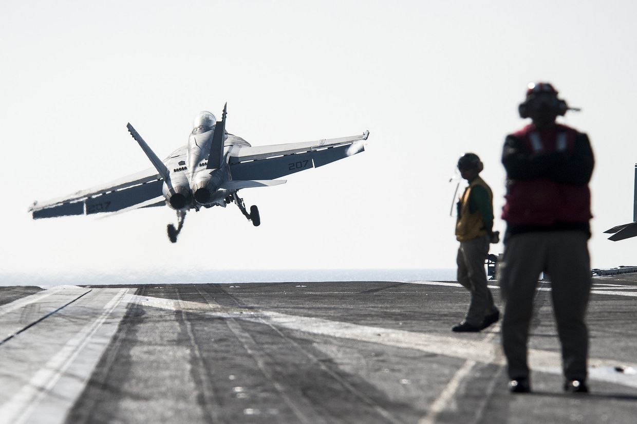 Самолет F/A-18F Super Hornet взлетает с палубы авианосца George H.W. Bush во время операции Inherent Resolve