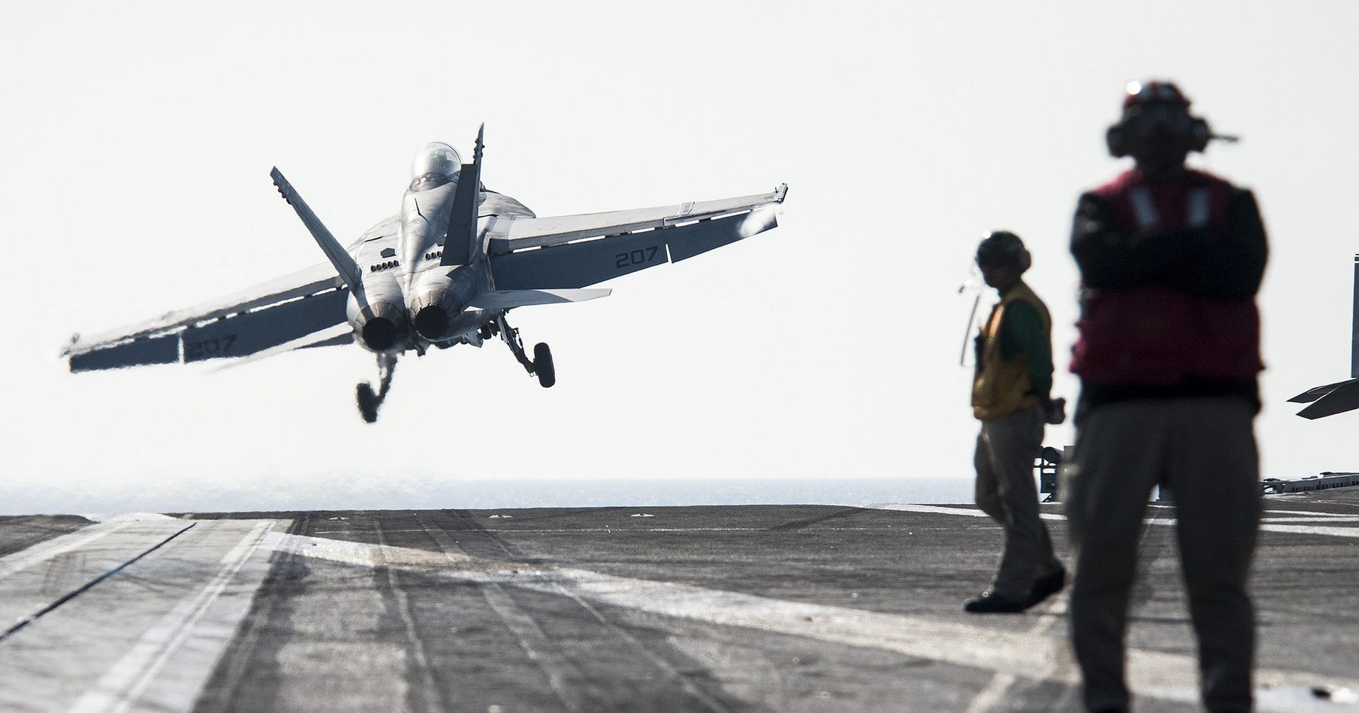 Самолет F/A-18F Super Hornet взлетает с палубы авианосца George H.W. Bush во время операции Inherent Resolve - ИноСМИ, 1920, 09.08.2021