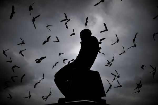 Памятник Ф.М. Достоевскому у здания Российской государственной библиотеки в Москве Памятник Ф.М. Достоевскому у здания Российской государственной библиотеки в Москве