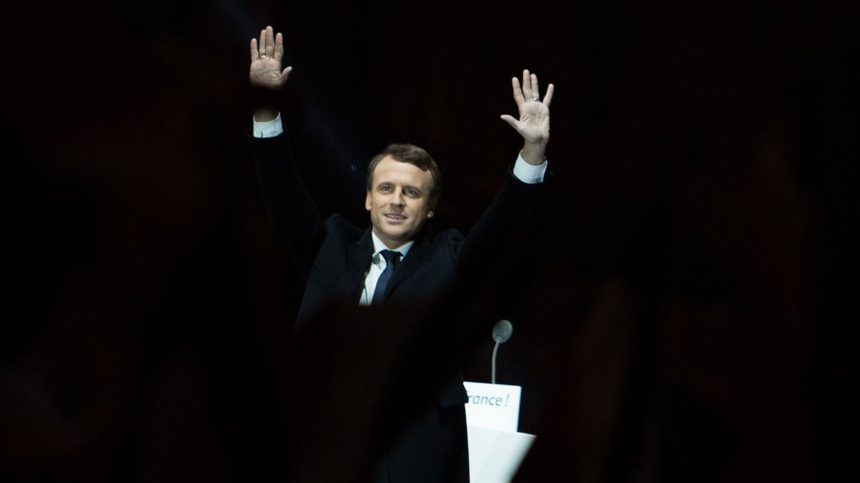 Лидер движения En Marche Эммануель Макрон, победивший на президентских выборах во Франции, во время своей победной речи перед Лувром в Париже