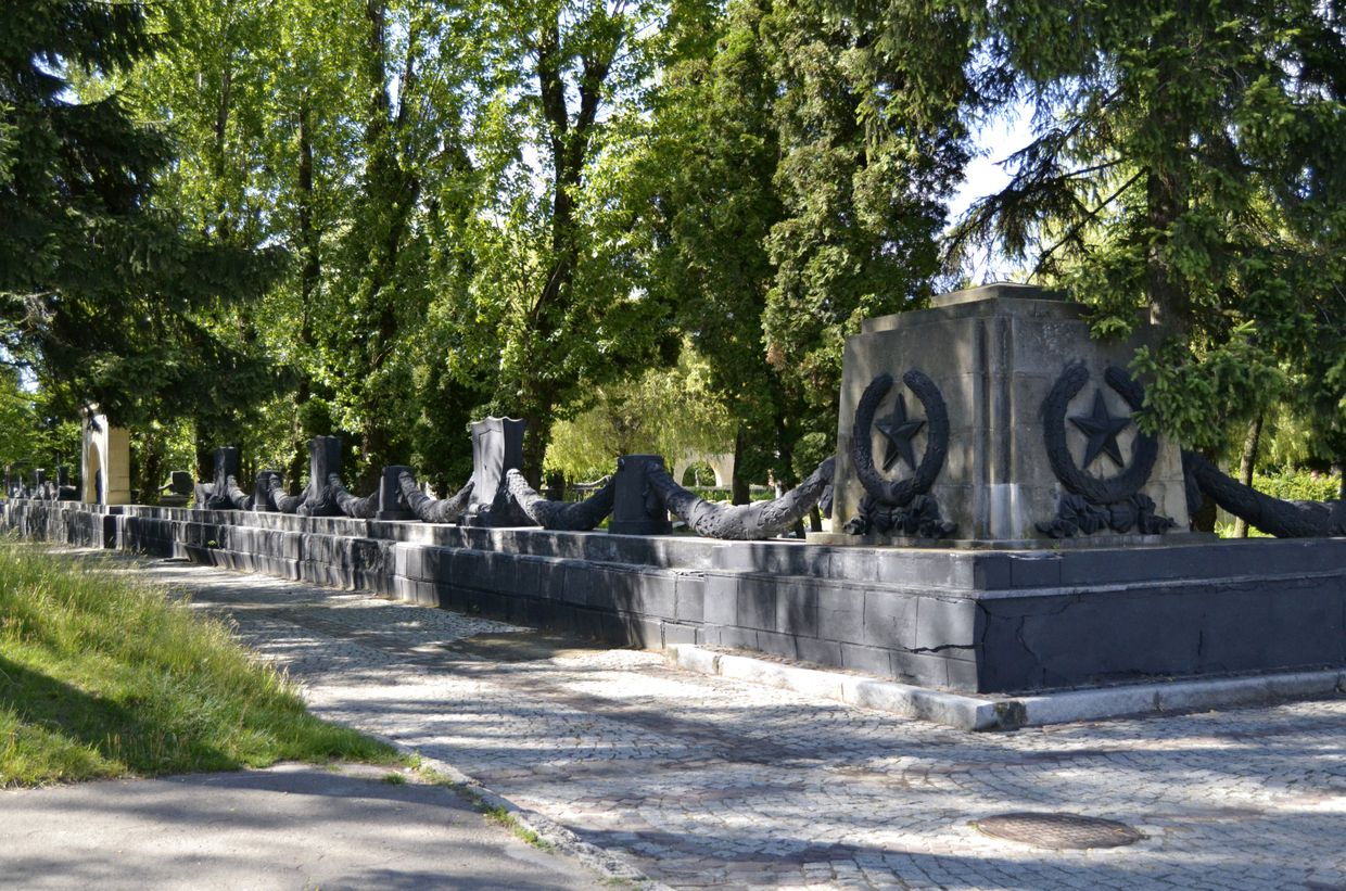 Памятники разведчику Кузнецову на территории Западной Украины