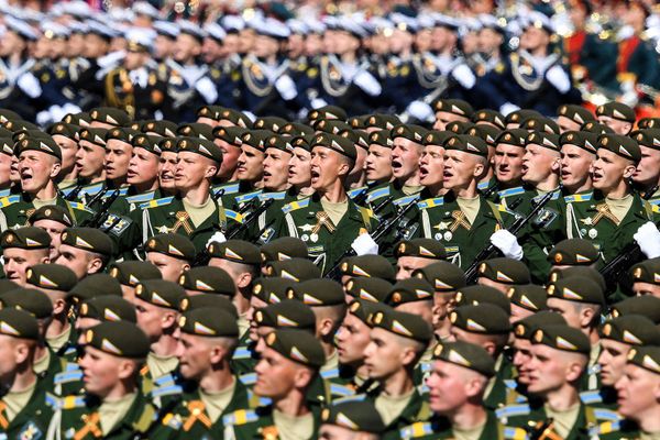 Российские военнослужащие маршируют по Красной площади