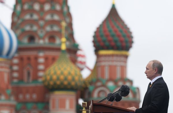 Российский президент Владимир Путин произносит речь на Параде Победы