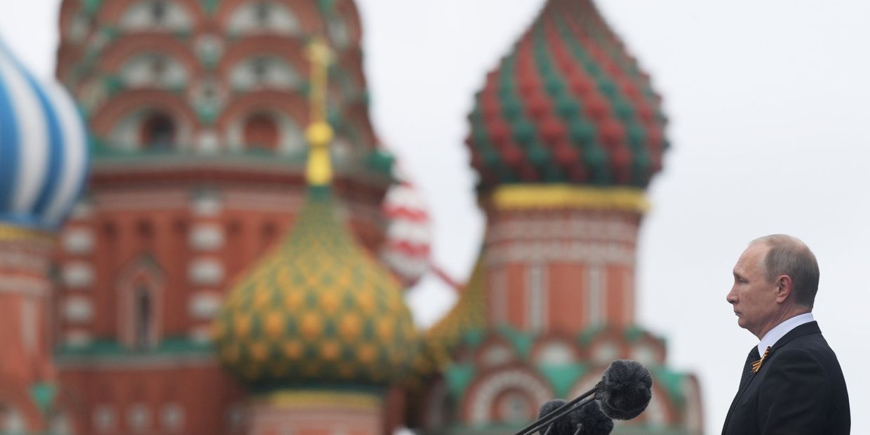 Президент РФ В.Путин и премьер-министр РФ Д.Медведев на военном параде в честь 72-й годовщины Победы в ВОВ
