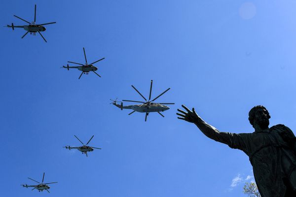 Российские вертолеты Ми-8 и Ми-26 пролетают над Красной площадью