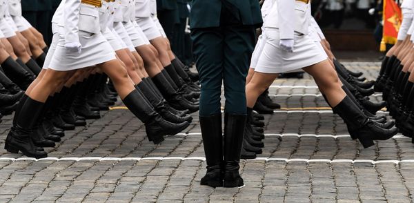 Российские женщины-военнослужащие идут в строю по Красной площади во время Парада Победы