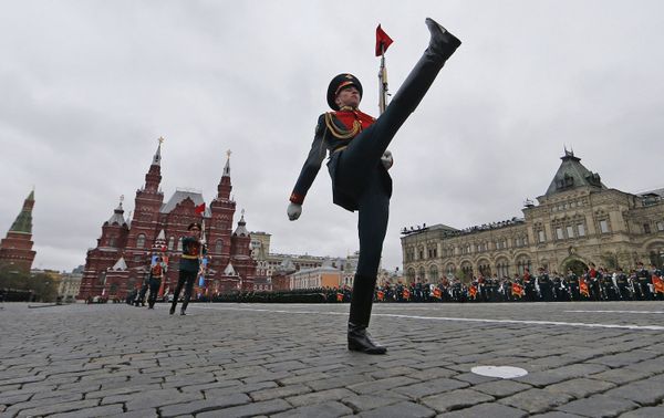 Российские линейные маршируют по Красной площади в Москве