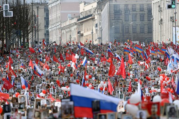 Люди несут портреты солдат Второй мировой войны во время шествия «Бессмертного полка»