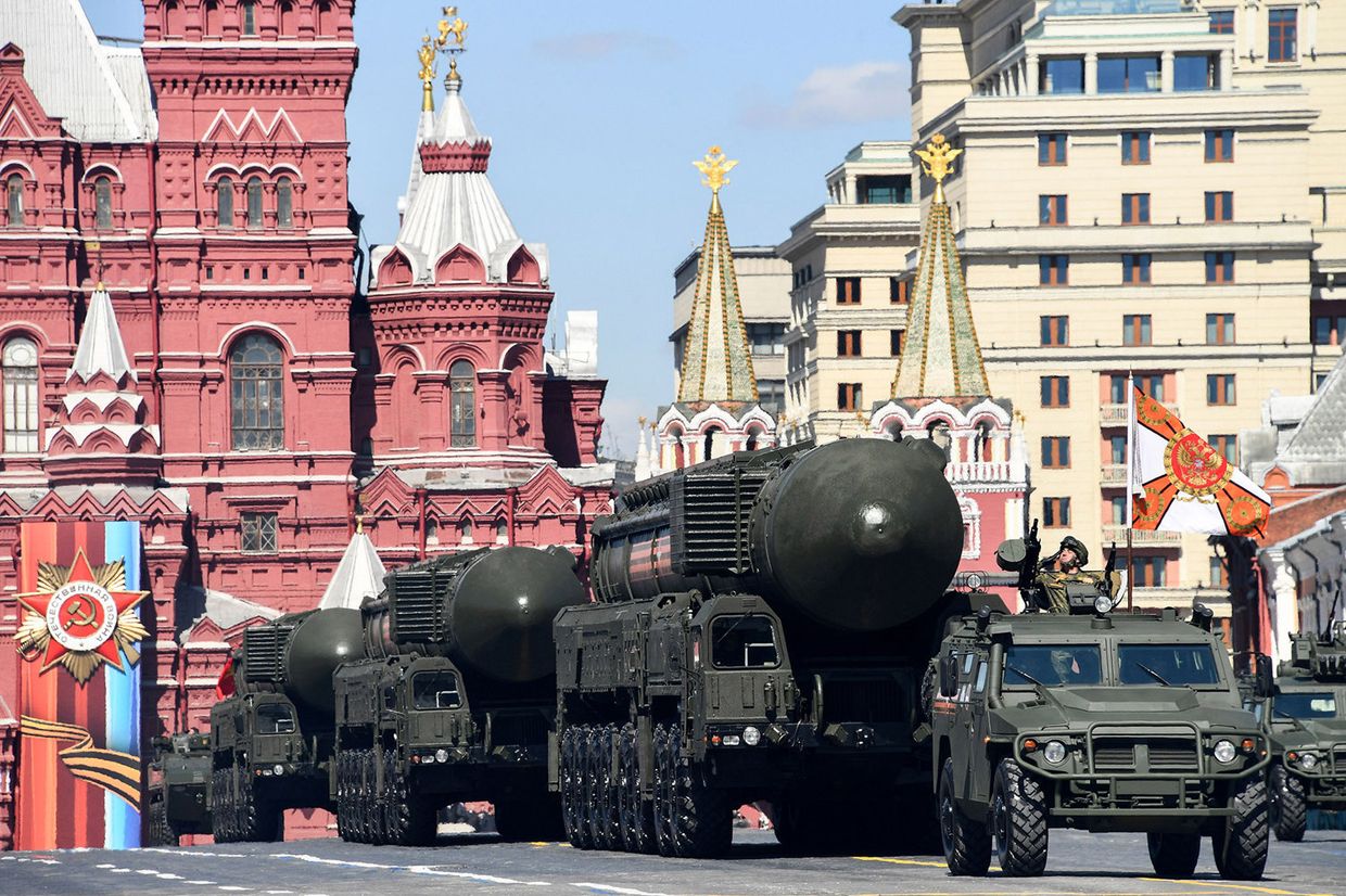 Российские комплексы межконтинентальных баллистических ракет «Ярс» РС-24 во время репетиции Парада Победы в Москве 7 мая 2017 года.
