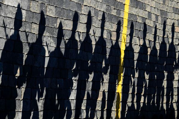 Тень от российских военнослужащих на брусчатке Красной площади