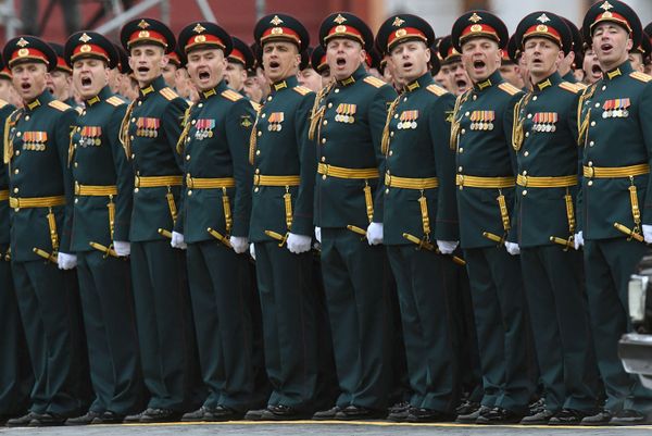 Российские офицеры по Красной площади
