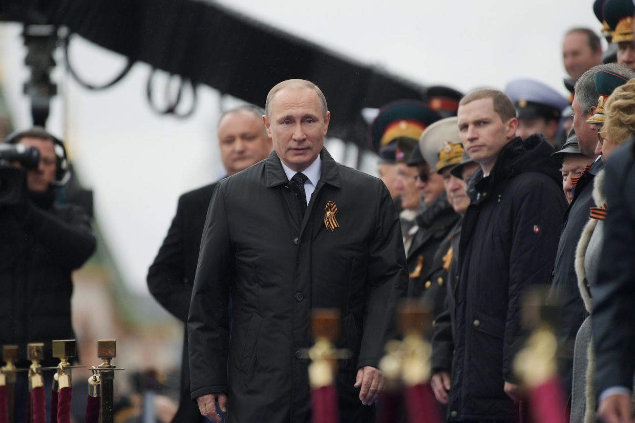 Президент РФ В.Путин и премьер-министр РФ Д.Медведев на военном параде в честь 72-й годовщины Победы в ВОВ