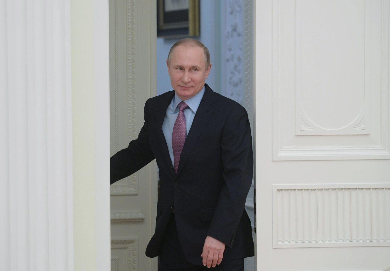 Президент РФ Владимир Путин перед началом встречи с президентом ФАТФ Х.М. Вега-Серрано. 26 апреля 2017