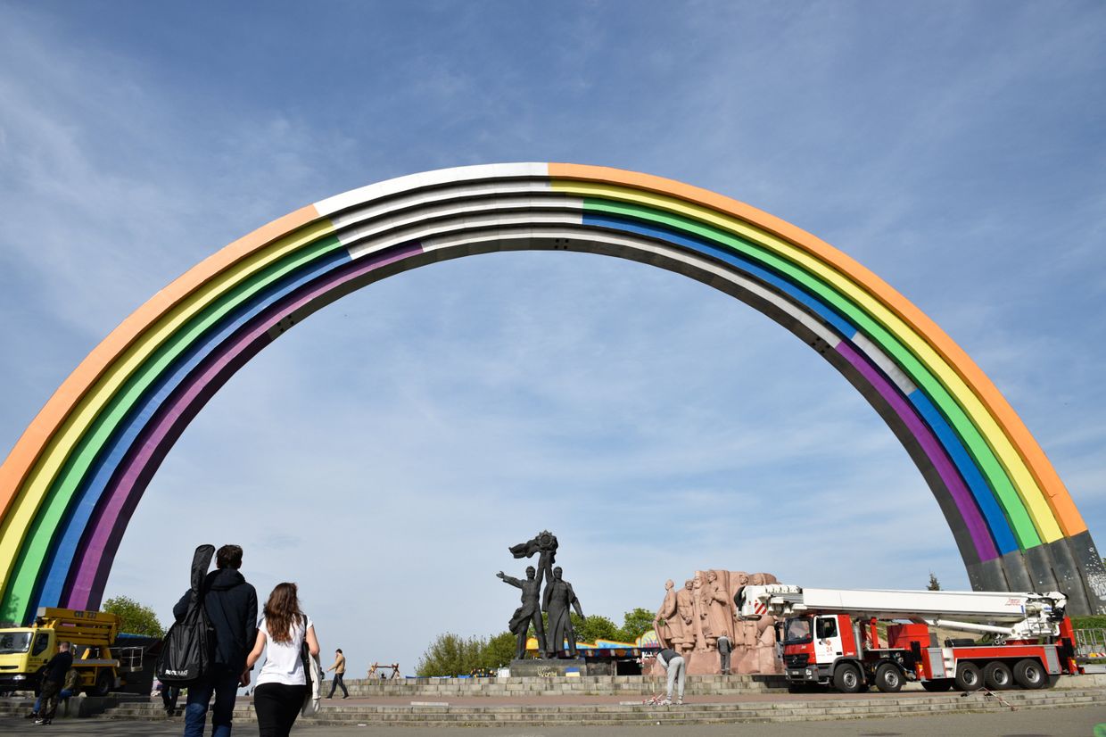 Арка Дружбы народов в Киеве, раскрашенная в цвета радуги к международному песенному конкурсу Евровидение-2017