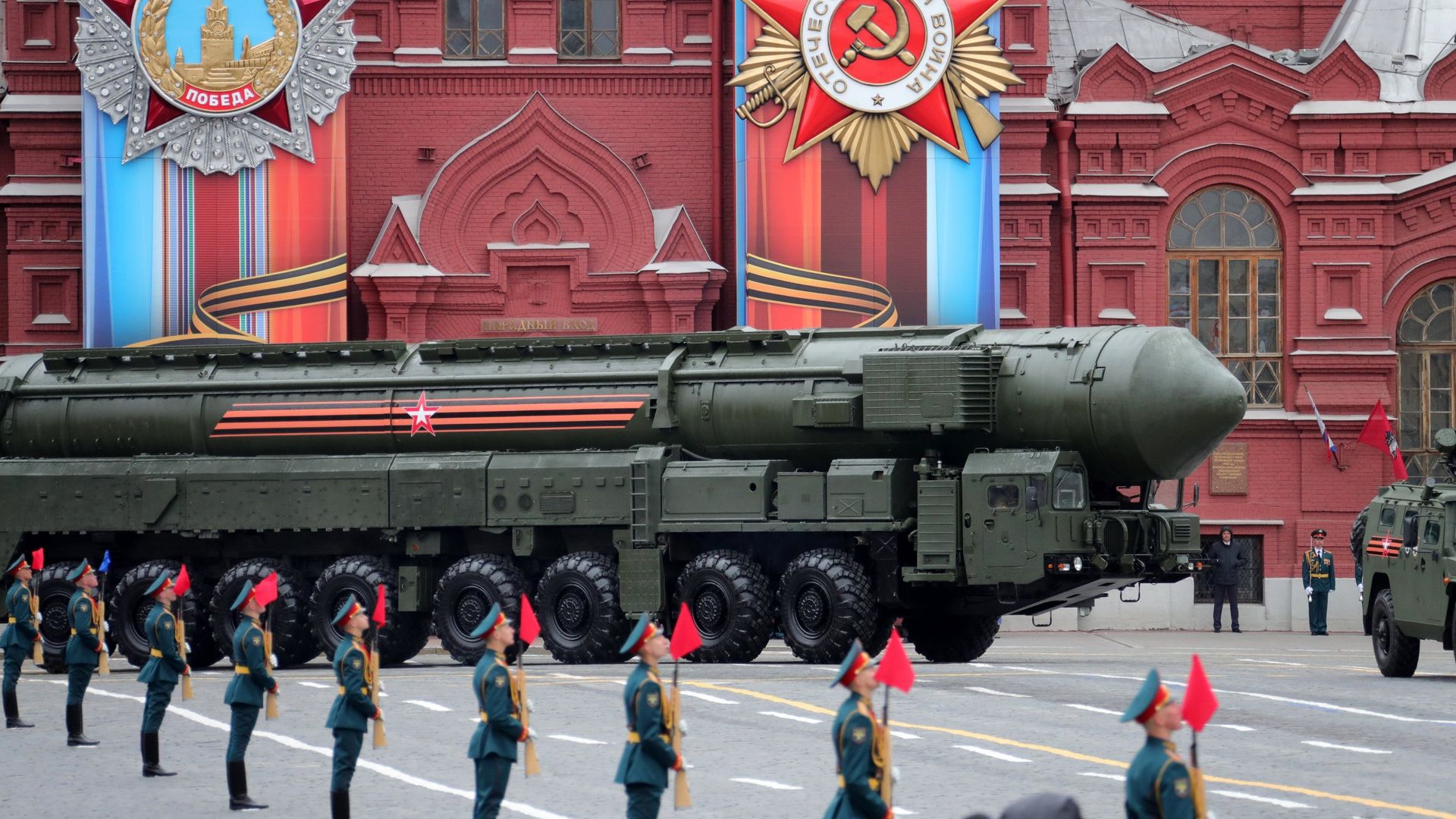 Подвижный грунтовый ракетный комплекс (ПГРК) Ярс с РС-24 на военном параде на Красной площади - ИноСМИ, 1920, 28.09.2022