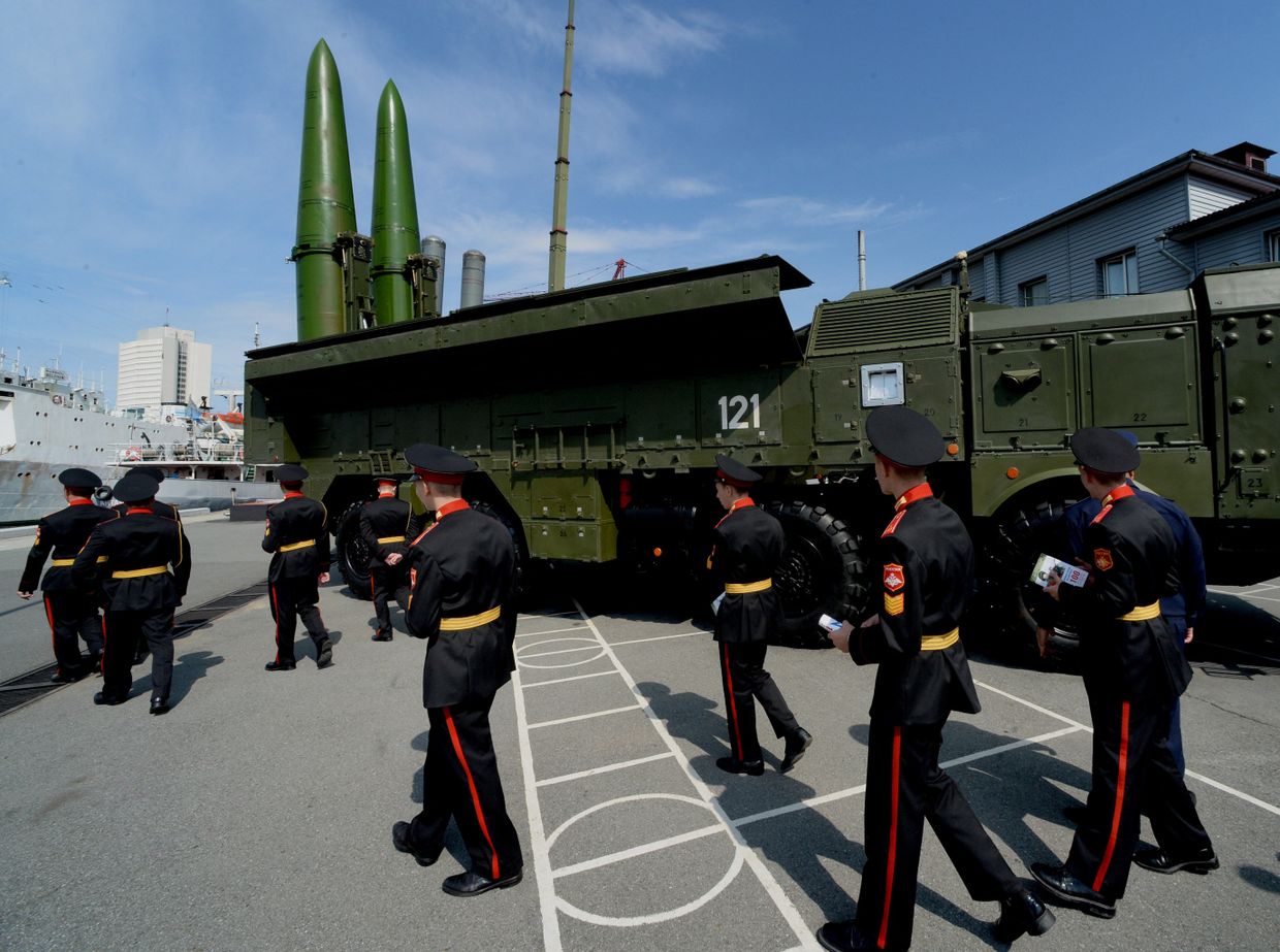 Воспитанники Уссурийского суворовского военного училища осматривают ракетный комплекс «Искандер-М»