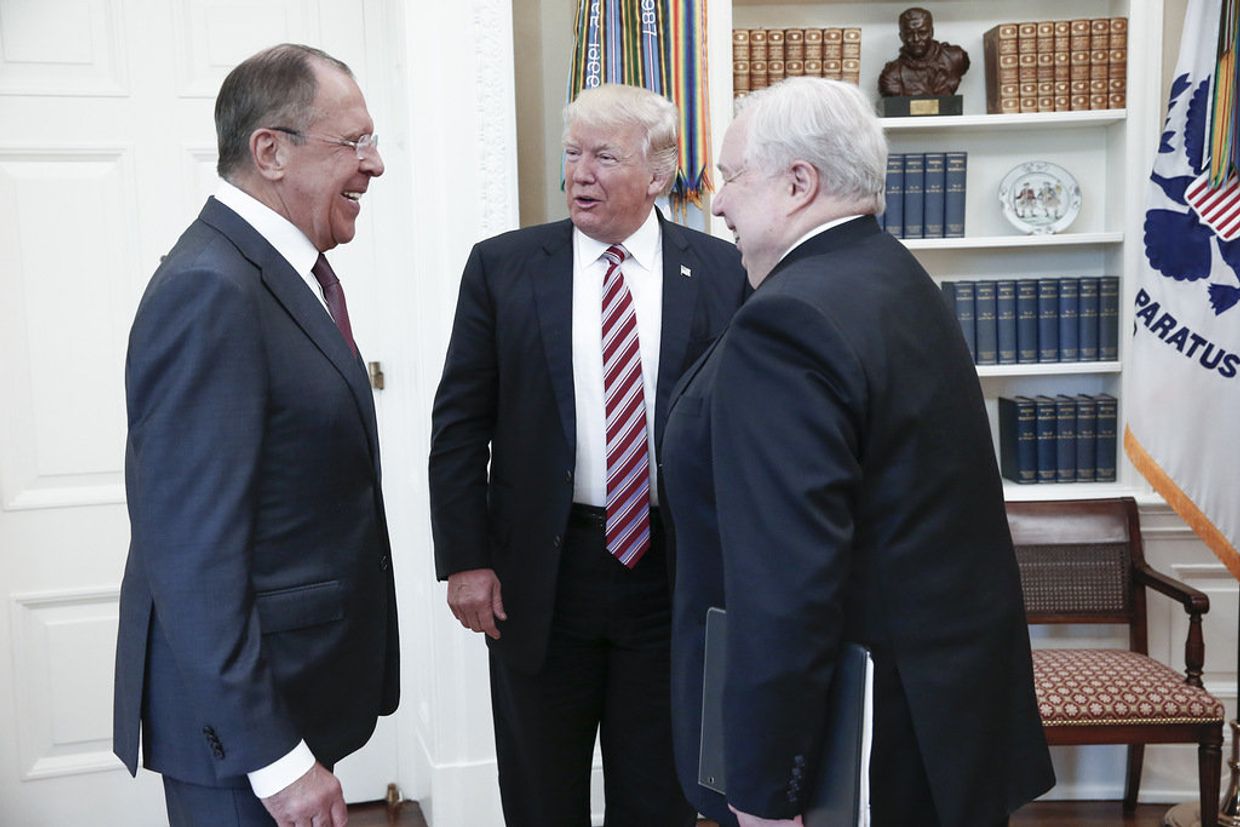 Министр иностранных дел России Сергей Лавров, президент США Дональд Трамп и посол Сергей Кисляк во время встречи в Вашингтоне. 10 мая 2017