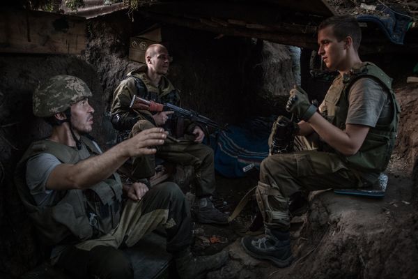 Бойцы ополчения в расположении бригады под поселком Марьинка в Донецкой области